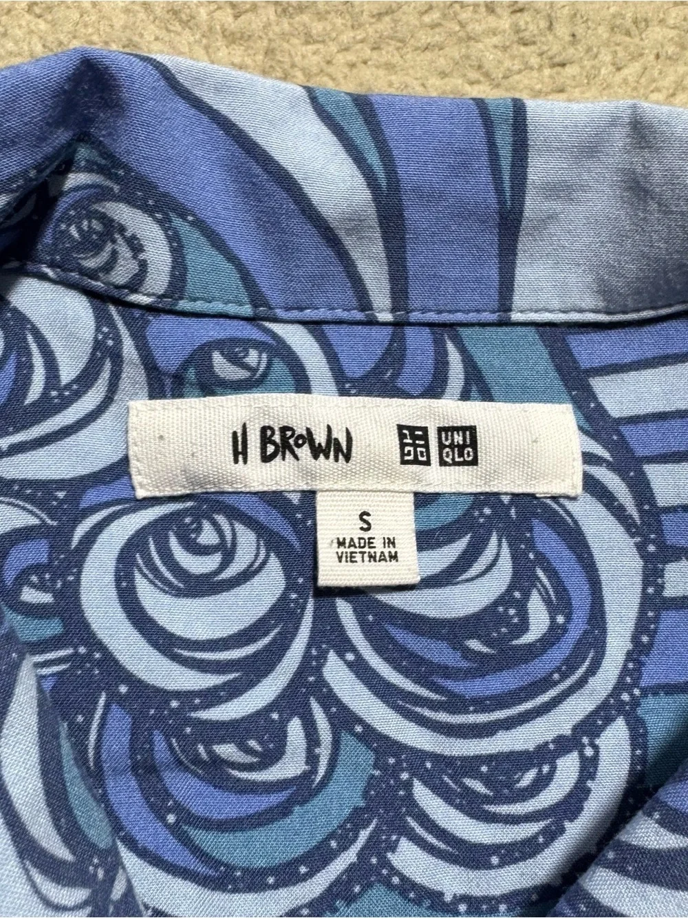 Uniqlo x Heather Brown Shirt Mens Small H Brown Button-Up Wave Art Print Tee